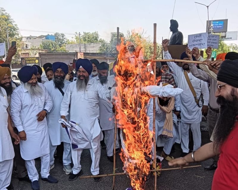 ਅੰਮ੍ਰਿਤਪਾਲ ਸਿੰਘ ਵਿਰੁੱਧ ਬਿਆਨਬਾਜ਼ੀ ਦਾ ਵਿਰੋਧ: ਅੰਮ੍ਰਿਤਸਰ 'ਚ ਸੁਖਜਿੰਦਰ ਰੰਧਾਵਾ ਦਾ ਪੁਤਲਾ ਫੂਕਿਆ