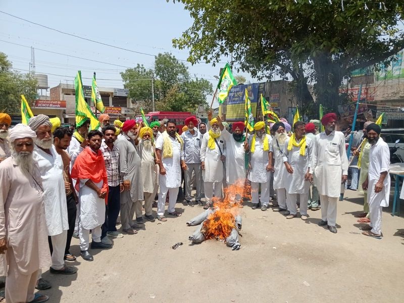 ਕਿਸਾਨਾਂ ਨੇ ਮੋਦੀ ਸਰਕਾਰ ਅਤੇ ਰਾਜਪਾਲ ਪੰਜਾਬ ਦੇ ਪੁਤਲੇ ਫੂਕੇ