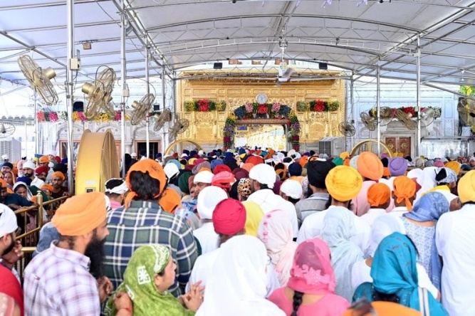 ਪਹਿਲਾ ਪ੍ਰਕਾਸ਼ ਪੁਰਬ: ਰੰਗ-ਬਿਰੰਗੇ ਵਿਦੇਸ਼ੀ ਫੁੱਲਾਂ ਨਾਲ ਮਹਿਕਿਆ ਸ੍ਰੀ ਦਰਬਾਰ ਸਾਹਿਬ