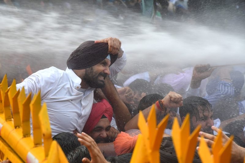 ਮੁੱਖ ਮੰਤਰੀ ਮਾਨ ਦੀ ਰਿਹਾਇਸ਼ ਘੇਰਨ ਜਾਂਦੇ ਕਾਂਗਰਸੀਆਂ ਤੇ ਪੁਲੀਸ ਵਿਚਾਲੇ ਖਿੱਚ-ਧੂਹ