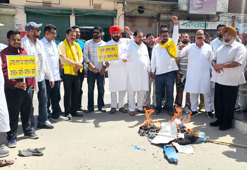 AAP activists hold ‘arthi phoonk’ protest against defecting MPs
