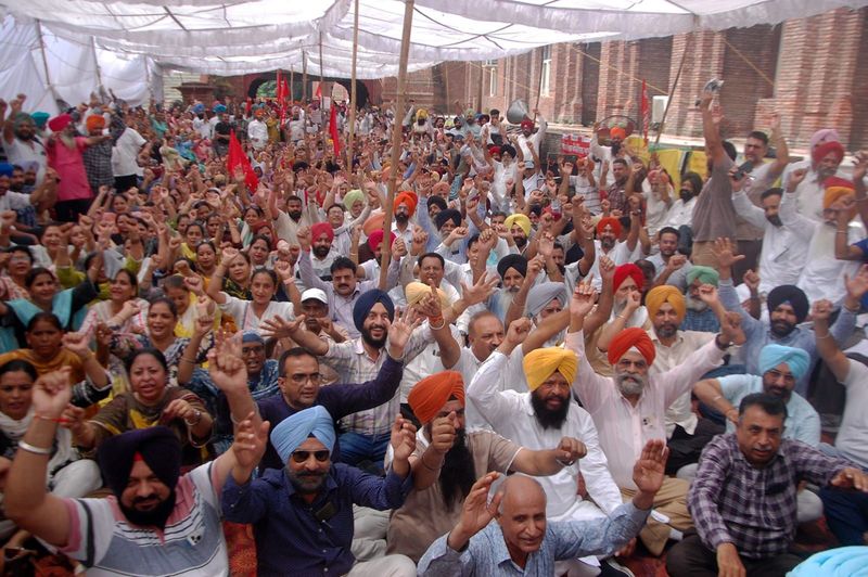 Govt reopens talks with protesting staff unions