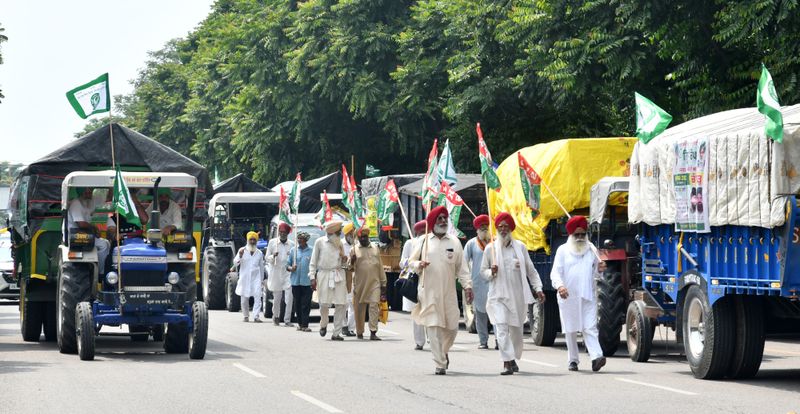 Punjab farmers converge on Chandigarh-Mohali border