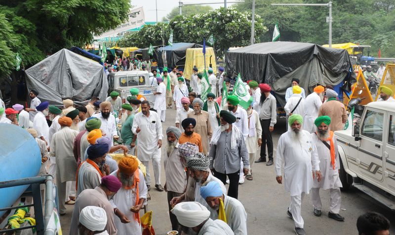 SKM protest swells at Mohali-Chandigarh border, leaders slam Centre, Punjab Govt